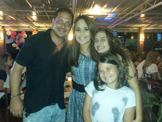 Conrado com as filhas, Maria Eduarda e Giovanna, no aniversário de Perlla no Rio (Foto: Divulgação)