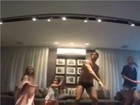 Fred posta vídeo dançando de sunga com a família: 'Vergonha alheia'