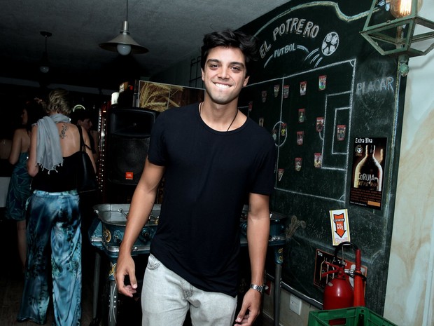 Rodrigo Simas em festa na Zona Oeste do Rio (Foto: Marcello Sá Barretto/ Ag. News)