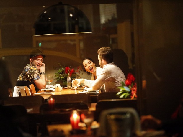 Paulo Gustavo com o namorado, Thales Bretas, e Anitta em restaurante na Zona Sul do Rio (Foto: Ag. News)
