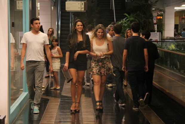 Bruna Marquezine vai ao teatro em shopping do Rio (Foto: Daniel Delmiro / AgNews)