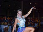 Aos 39 anos, ex-BBB Fabiana exibe corpão em noite de samba