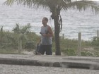 Marcello Antony vai a praia com a família no Rio
