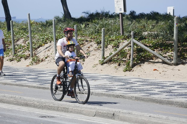 Eriberto Leão anda de bicicleta com o filho (Foto: Gil Rodrigues / Photo Rio News)