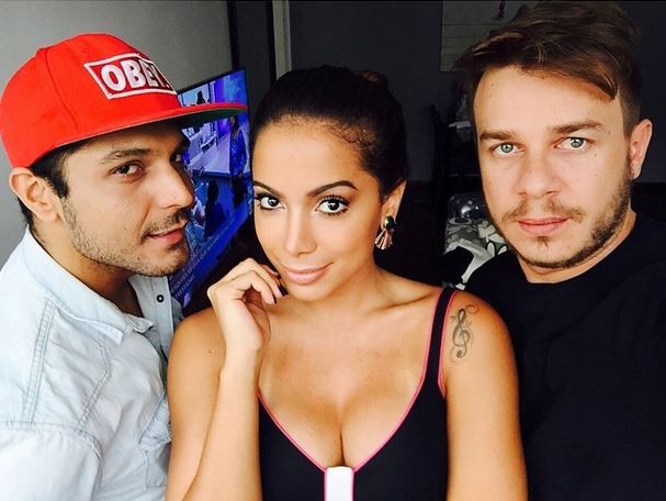 Anitta com o maquiador Renner Souza, e o cabeleireiro Thiago Fortes (Foto: Reprodução / Instagram)