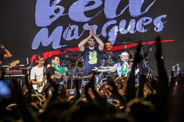 Lucão, do volei, comemora ouro no palco com Bell Marques (Foto: Fabio Cunha/ Divulgação)