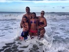 Carla Perez se diverte em praia com Xanddy e os filhos