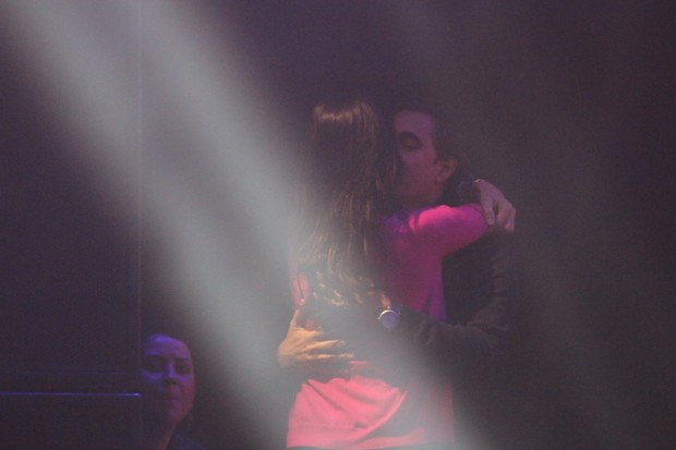 Lisandra Souto beija o namorado no show de Zezé Di Camargo e Luciano (Foto: Fred Pontes/Divulgação)