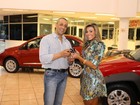 Fabiana recebe os três carros que ganhou no ‘BBB 12’