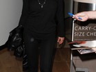 Sem maquiagem, Sharon Stone desembarca em Los Angeles