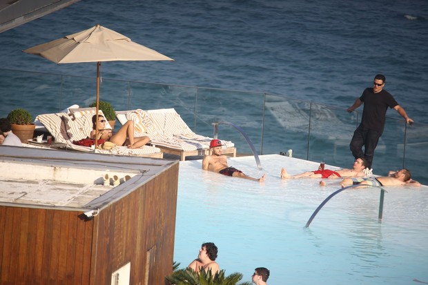 Integrantes do One Direction na piscina do hotel (Foto: Gabriel Reis / AgNews)