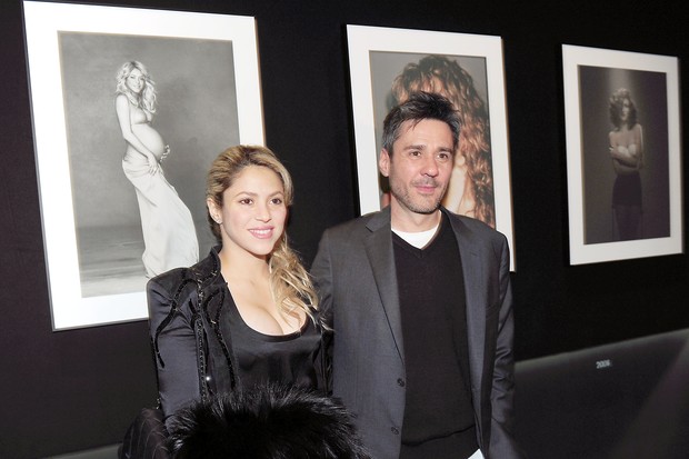 Shakira posa com o fotógrafo Jaume de Laiguana em exposição em Barcelona, na Espanha (Foto: Grosby Group/ Agência)