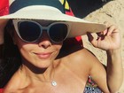 Viviane Araújo mostra barriga sarada e marquinha em dia de praia em Búzios