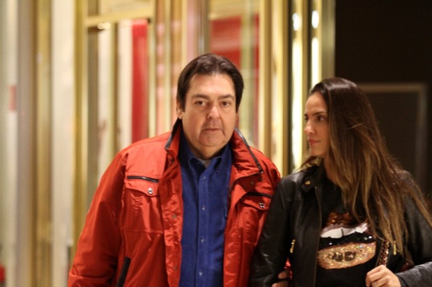 Fausto Silva faz compras e passeia com a esposa em shopping (Foto: Johnson parraguez-photorionews)