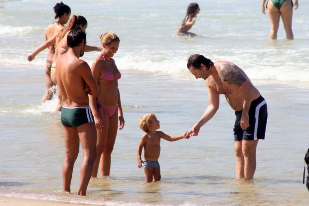 Ex-jogador Leonardo com a família na praia (Foto: JC Pereira / AgNews)