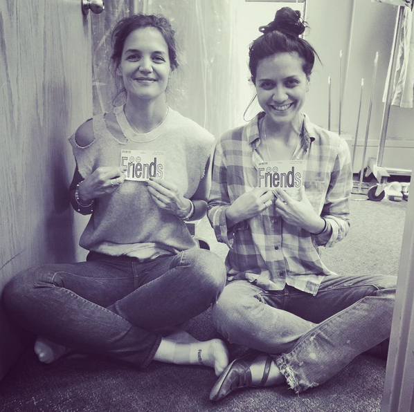 Katie Holmes posa ostentando anel junto com amiga (Foto: Reprodução/Instagram)