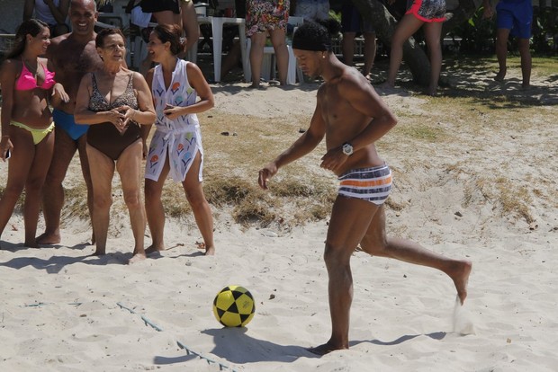Ronaldinho em praia na Barra da Tijuca, RJ (Foto: Johnson Parraguez )