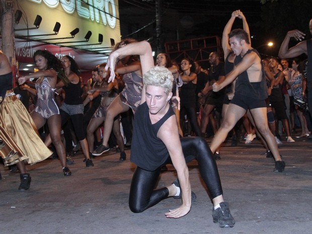 Dançarino Lucas Oliveira em ensaio de rua do Salgueiro, na Zona Norte do Rio (Foto: Isac Luz/ EGO)