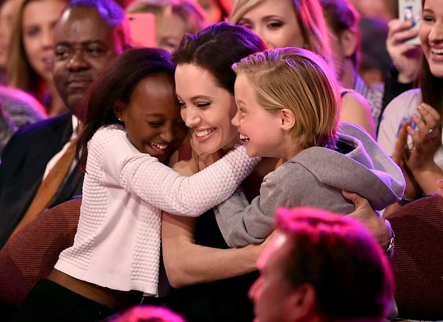 Angelina Jolie é abraçada pelas filhas Zahara e Shiloh no Kids Choice Awards (Foto: AFP)