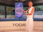 Nicole Richie exibe magreza e decotão em programa de TV