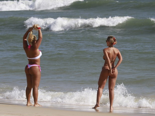 Mulher Filé e Andressa Urach na praia (Foto: Dilson Silva / Agnews)