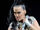 Katy Perry usa roupa apertada e marca 'pneuzinho'