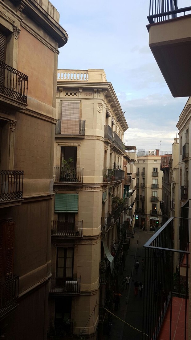 Belo mostra vista do quarto do hotel em Barcelona (Foto: Divulgação/R2 Assessoria)