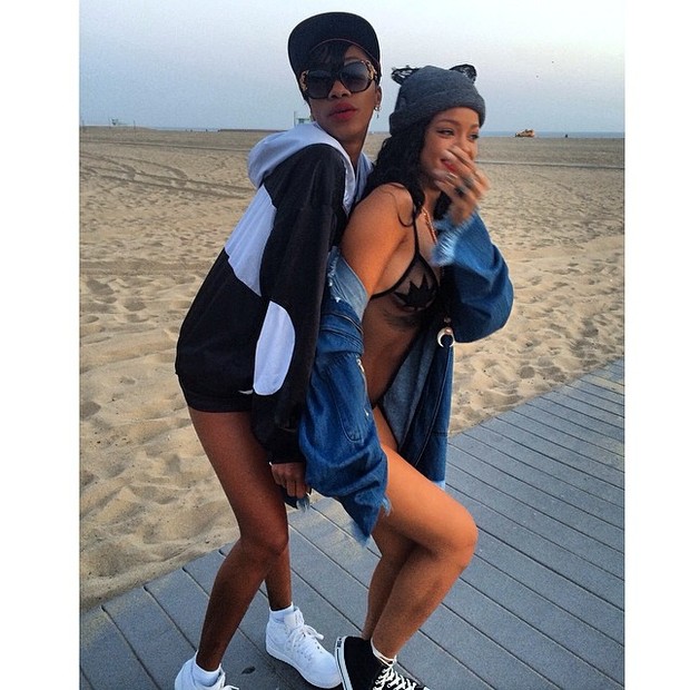 Com amiga, Rihanna usa body transparente (Foto: Instagram/ Reprodução)