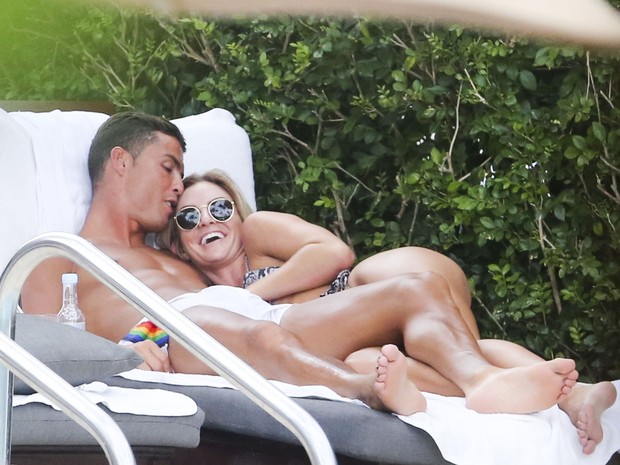 Cristiano Ronaldo e a modelo Cassandre Davis em piscina de hotel em Miami, nos Estados Unidos (Foto: Grosby Group/ Agência)