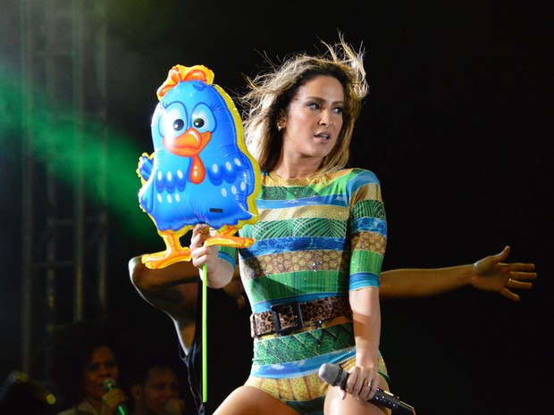 Claudia Leitte dança segurando um balão da Galinha Pintadinha em show em São Lourenço da Mata, Pernambuco (Foto: Felipe Souto Maior/ Ag. News)