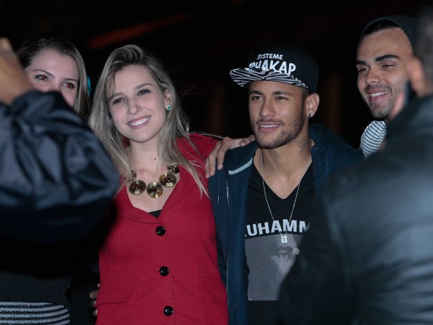 Neymar posa com fãs em restaurante em São Paulo (Foto: Leo Franco/ Ag. News)