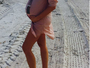 Karolina Kurkova posa de biquíni e mostra barriguinha de grávida
