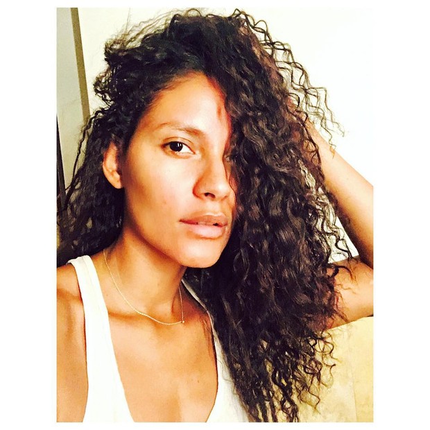 Emanuela De Paula mostra cabelos naturais e comemora cachos: Beleza negra (Foto: Reprodução do Instagram)