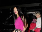 De cabelos compridos, Rihanna aposta em vestido comportado para jantar