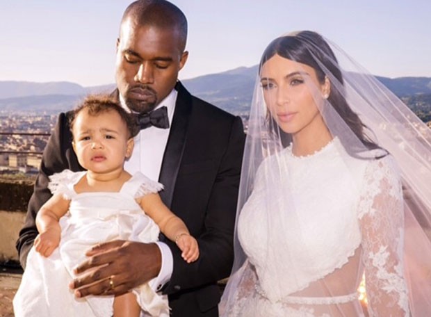 Kim Kardashian e Kanye West com a filha, North (Foto: Instagram/ Reprodução)