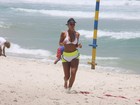 Carol Guarnieri se exercita e exibe boa forma em praia carioca