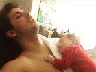 Fernanda Gentil posta foto do marido e do filho dormindo