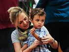 Sem aliança, Eliana  leva filho a peça infantil, em São Paulo