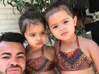 Dentinho posta foto com as filhas e seguidor comenta: 'A cara do pai'