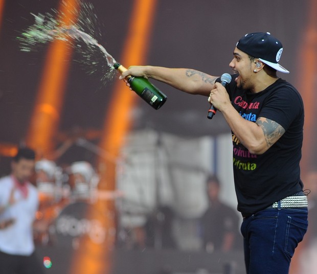 Naldo estoura champanhe (Foto: Francisco Cepeda/AgNews)