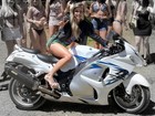 Ex-BBB Flávia Viana usa short curto e faz poses sexy em moto para clipe