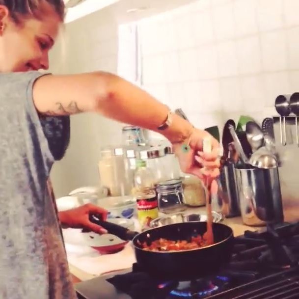 Yasmin Brunet cozinhando (Foto: Instagram/Reprodução)