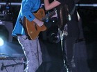 Maria Gadú dá beijão em músico durante show em premiação