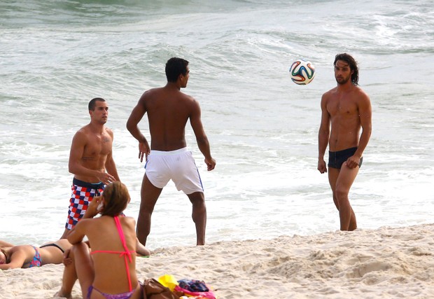 Marcello Melo Jr. com Pablo Moraes na Praia da Barra da Tijuca. (Foto: Agnews)