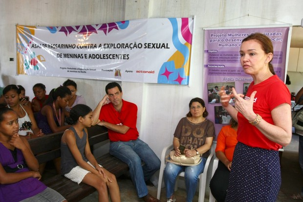 Júlia Lemmertz visita comunidade no Recife (Foto: Marcelo Loureiro / AgNews)