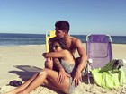 Gabriel Medina curte praia com a namorada, Tayná Hanada