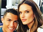 Alessandra Ambrósio tieta Cristiano Ronaldo: 'Dividindo os flashes'
