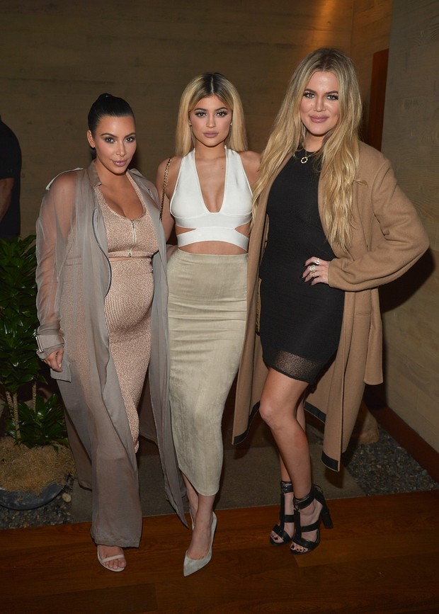 Kim Kardashian, Kylie Jenner e Khloe Kardashian em evento em Los Angeles, nos Estados Unidos (Foto: Charley Gallay/ Getty Images/ AFP)