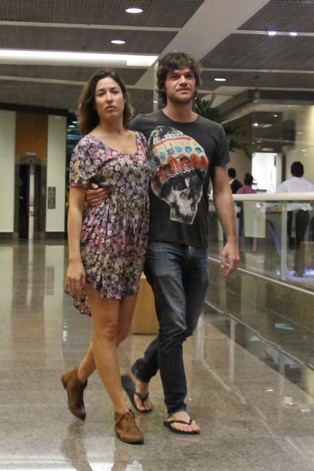 Gisele Itie com seu namorado no Shopping (Foto: Wallace Barbosa/AgNews)