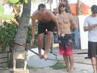 Max Fercondini pratica slackline em praia do Rio